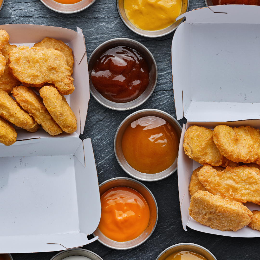 Chicken Nuggets x 6 with Chips & Sauce